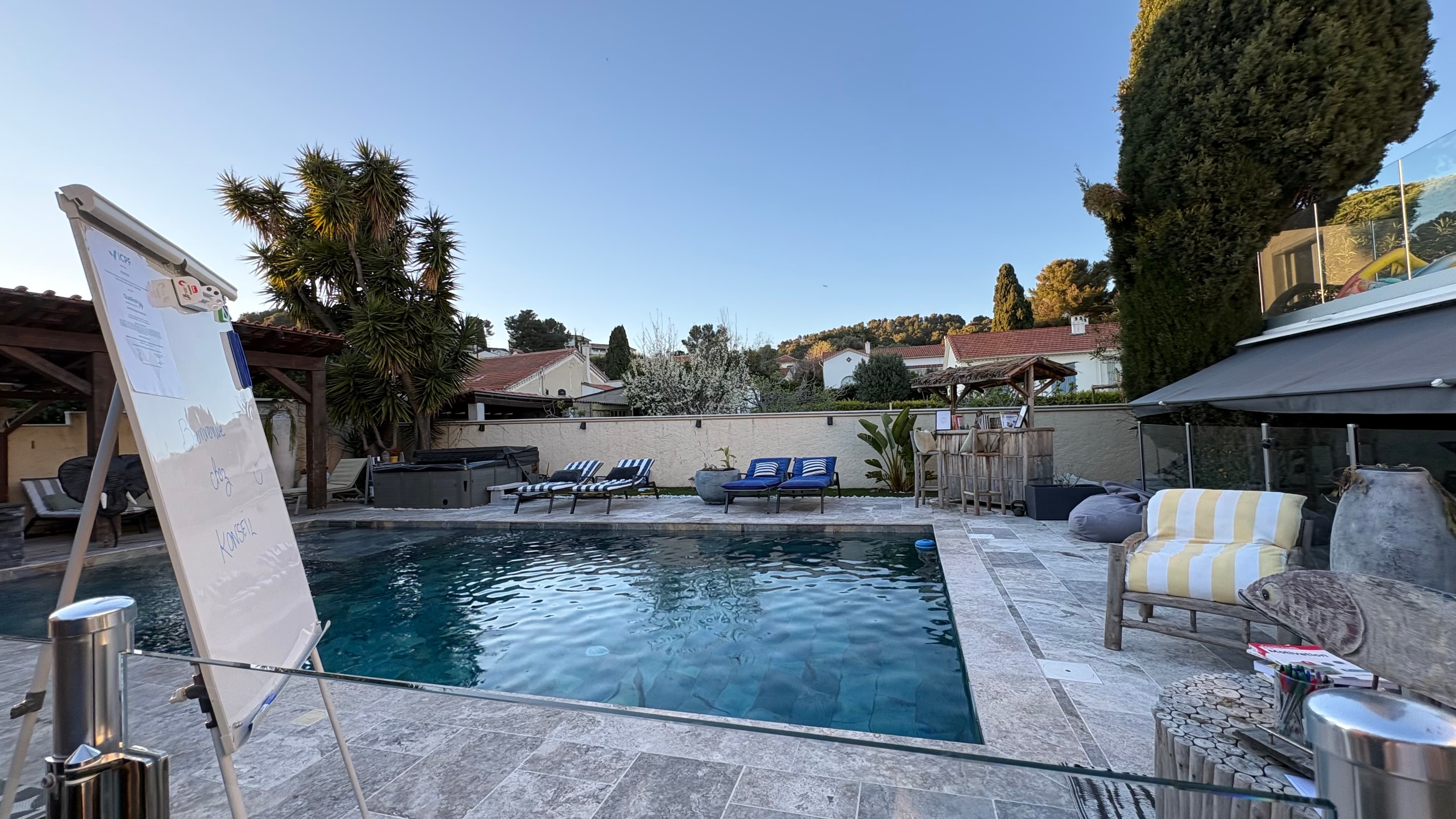 Espace détente et piscine du centre KONSEIL à La Seyne-sur-Mer